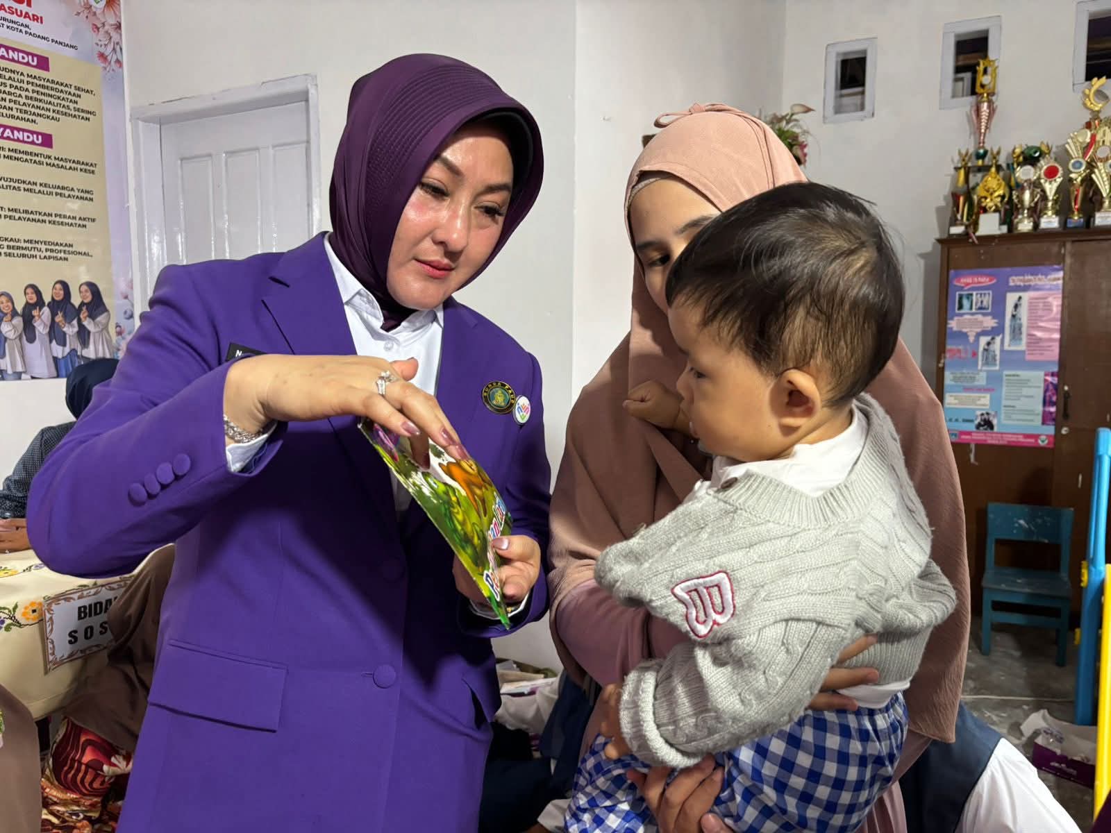 Ketua Posyandu saat bersama salah satu balita.